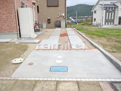 駐車場ガレージ床 轍(わだち) 土間コンクリート レンガ目地 ユニソン ウォールドユーロ