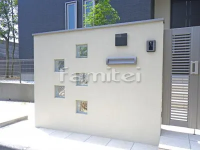  ガラスブロック門柱 塗り壁 エスケー化研 ベルアート塗装 吹付仕様 リシン仕上げ アルミ笠木 LIXILリクシル コーピング TOEXトエックス