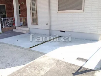 駐車場ガレージ床 土間コンクリート 草目地 タマリュウ(リュウノヒゲ)