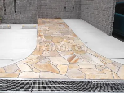 玄関アプローチ 床石貼り 乱形石 石英岩 カナリア 溝蓋(みぞふた) 片岡産業 KUFS-X30-25 グレーチング