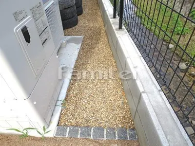 犬走り 防犯砂利敷き 山砂味 防草シート加工 見切り ピンコロ石