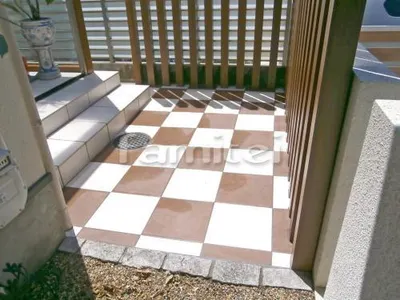 犬走り 床タイル貼り 名古屋モザイク シクルーフィ300角