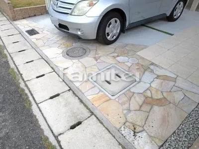 駐車場ガレージ床 土間コンクリート 本物そっくり人工芝目地 床石貼り 乱形石 石英岩 カナリアクォーツ