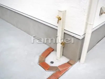 立水栓 ユニソン ファミエンテスマート アイボリー 蛇口 プレーンフォーセットフラワー(ゴールド) レンガ囲い水受け(パン) 土間モルタル仕上げ 洗い場