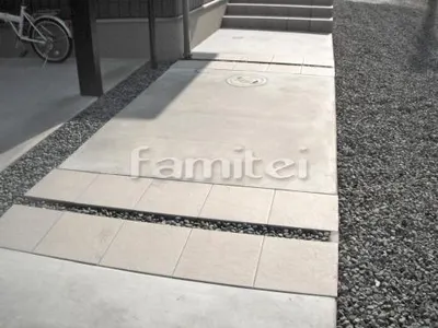 玄関アプローチ 土間コンクリート 床タイル貼り 化粧砂利目地 那智黒石