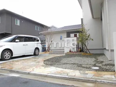 玄関アプローチ 床石貼り 乱形石 石英岩 アルビノ