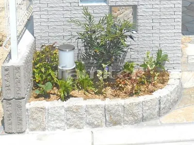 門柱灯エントランス照明 TAKASHOタカショー シンプルLEDポールライト7型 ピンコロ石花壇 下草 低木 植栽