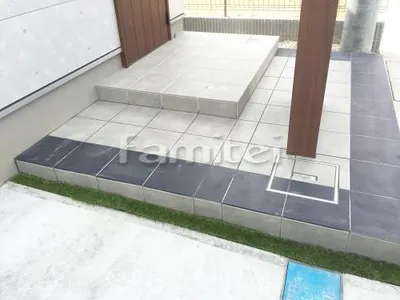 玄関アプローチ 床タイル貼り 300角