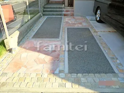 玄関アプローチ 床石貼り 乱形石 石英岩 フラミンゴ 縁石ライン クリーム グレー