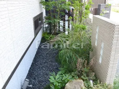 坪庭 ソヨゴ 斑入りイトススキ ツバキ サザンカ 下草 低木 植栽