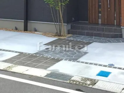 玄関アプローチ 床石貼り 乱形石 石英岩 黒 床タイル貼り300角 ピンコロ石