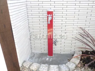 立水栓 ユニソン スプレスタンド ダークレッド 蛇口2個シルバー ピンコロ囲い水受け(パン) 土間モルタル仕上げ 洗い場