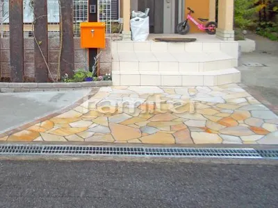 玄関アプローチ 床石貼り 乱形石 石英岩 縁レンガライン ソイルレンガ