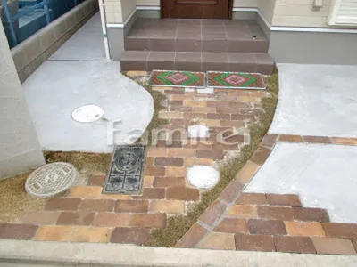 玄関アプローチ 床レンガ敷き ユニソン ソイルレンガ アンチックイエロー アンチックシルバー 芝生張り 姫高麗芝