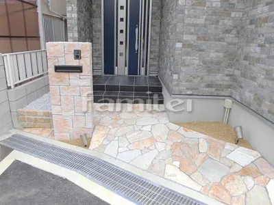 玄関まわり 門柱 壁タイル貼り ユニソン マナーヒルズ サンライズベージュ アプローチ 床石貼り 乱形石 石英岩 ゴールデンイエロー