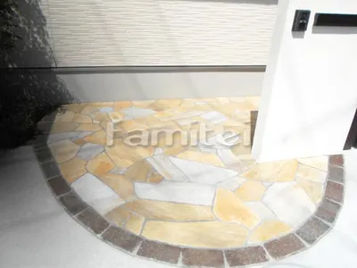 玄関アプローチ 床石貼り 乱形石 石英岩 縁レンガライン ユニソン プログエステートブリック シャドーブラウン