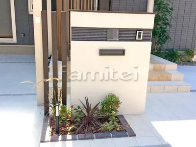 モダン門柱 塗り壁 壁タイル貼り LIXILリクシル はるかべくん 細割ボーダー アルミ笠木 コーピング 木製調デザインアルミ角柱 デザイナーズパーツ 角材 レンガ花壇 ユニソン ソイルレンガ ダルバイオレット 下草 低木 植栽