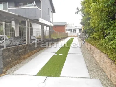 駐車場ガレージ床 轍(わだち) 土間コンクリート 人工芝敷きデザイン 防草シート加工