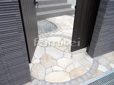 玄関アプローチ 床石貼り 乱形石 石英岩 ゴールデンイエロー ピンコロ石ライン