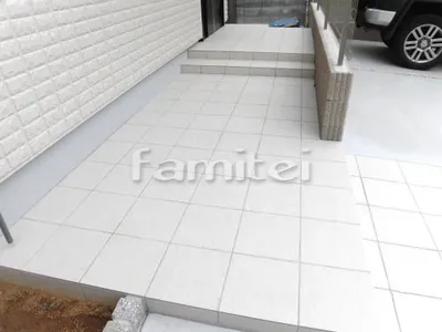 玄関アプローチ 床タイル張り 300角