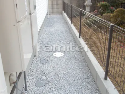 犬走り 防犯砂利敷き バラス砕石 防草シート加工 境界フェンス塀 LIXILリクシル ハイグリッドフェンスUF8型 コンクリートブロック
