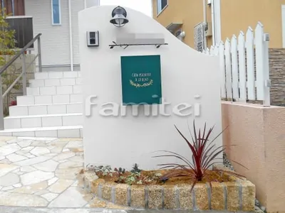 洋風門柱 塗り壁 エスケー化研 ベルアート塗装 R加工カーブ曲線デザイン ピンコロ石花壇 下草 低木 植栽