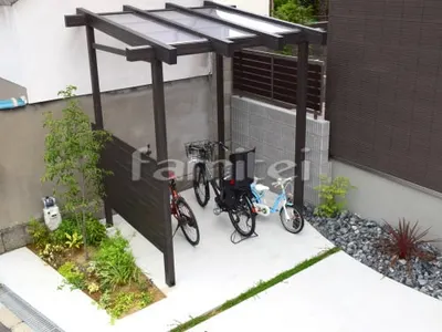 駐輪場ガレージ床 土間コンクリート 草目地 シンボルツリー ホンコンエンシス 常緑樹 植栽 下草 低木