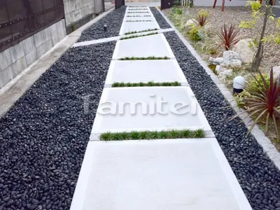 アプローチ 土間コンクリート 草目地 タマリュウ 化粧砂利 黒彩光石 縁石ライン ピンコロ石