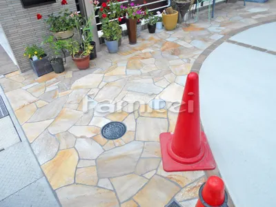 玄関アプローチ 床石貼り 乱形石 石英岩 見切りレンガ ユニソン ソイルレンガ