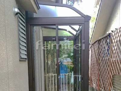 ガーデンルーム レギュラーサンルーム R型アール屋根 壁付け物干し 網戸(正面)