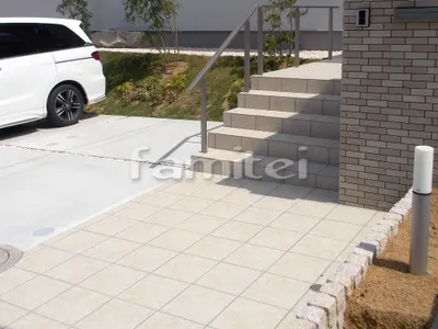 玄関アプローチ 床タイル貼り LIXILリクシル グレイスランド300角 玄関ポーチ手摺り(手すり) アーキレール