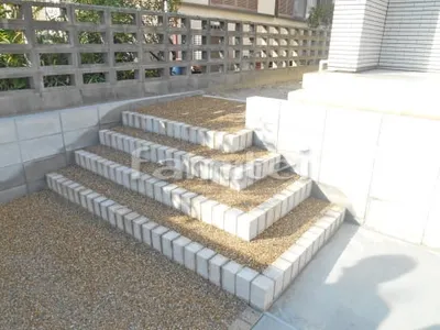 玄関アプローチ階段 床洗い出し仕上げ 赤ジャミ 蹴上げ縁石ライン ビシャン