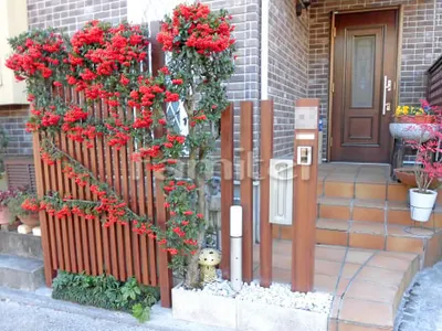 門柱 目隠しフェンス 木製調デザインアルミ角柱 プランパーツ 角材 郵便受けポスト LIXILリクシル エクスポスト縦型 防犯セキュリティライト照明 Panasonicパナソニック XLGE500YLK ポールライト ミカゲ石立て