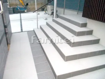 玄関アプローチ階段 床タイル貼り LIXILリクシル コンテ300角 CON-7 CON-2