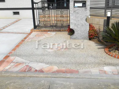 玄関アプローチ 床洗い出し仕上げ 赤ジャミ 床石貼り 乱形石 石英岩 縁レンガライン ユニソン ソイルレンガ アンチックオレンジ