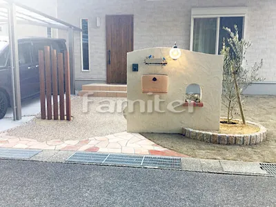 玄関まわり 門柱 塗り壁 エスケー化研 ベルアート塗装 アプローチ 床石貼り 乱形石 石英岩 ナチュラルベリー 床洗い出し仕上げ ジャミ ピンコロ石花壇 常緑樹 オリーブ 植栽 木製調デザインアルミ角柱