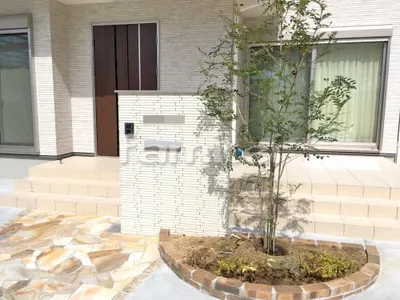 門柱 壁タイル貼り LIXILリクシル 寂雅楽(さびうた)2 SUT-11 アルミ笠木 コーピング シンボルツリー シマトネリコ 常緑樹 植栽 レンガ花壇 ユニソン ソイルレンガ アンチックシルバー