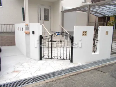 玄関まわり 門袖 塗り壁 エスケー化研 ベルアート塗装 壁タイル貼り 門扉 LIXILリクシル ラフィーネ4型 04・08-12 親子両開き アプローチ 床石貼り 乱形石 石英岩