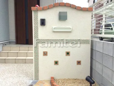 洋風門柱 塗り壁 モザイクタイル レンガ笠木 花壇