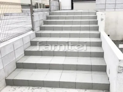 玄関アプローチ階段 タイルデッキ LIXILグレイスランド300角