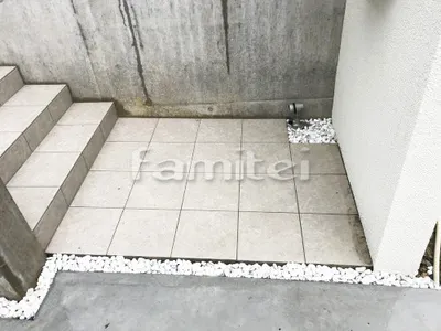 玄関アプローチ階段 床タイル貼り LIXILリクシル グレイスランド300角