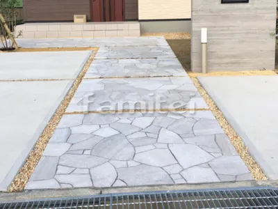 玄関前アプローチ 床石貼り 乱形石 土目地 防草シート加工