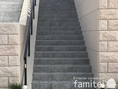 玄関アプローチ階段 床タイル貼り ニッタイヌラーゲ3