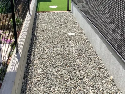 犬走り 防犯砂利敷き バラス砕石 防草シート加工