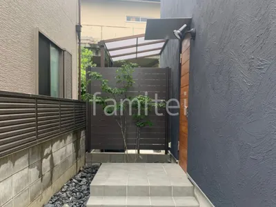 １階テラス屋根 （雨除け） YKKAP ソラリアF フラット屋根 スタンダード 壁付 人工木・樹脂 フェンス（木調） F＆F マイティウッド ベーシック極 高尺タイプ 目隠し 木調・ラティス 樹脂