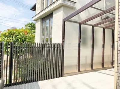 １階テラス屋根 （雨除け） LIXIL 木製調 ココマ テラス フラット屋根 壁付 アルミ形材 フェンス LIXIL プログコートF1型 スクリーン・格子