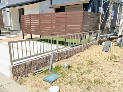 ブロック塀 （化粧ブロック） 太陽エコブロックス スプリットリブ 1L  アルミ形材 フェンス YKKAP シンプレオT2型 縦格子16本 