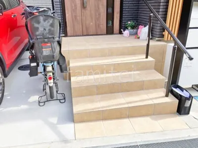 玄関アプローチ階段 床タイル貼り 手摺り(手すり) LIXIL グリップライン