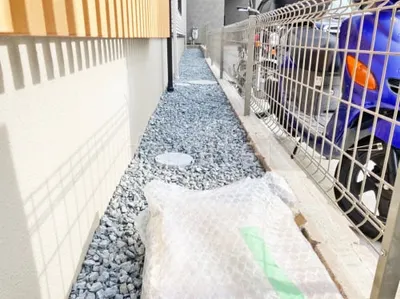 犬走り 防犯砂利敷き バラス砕石 防草シート加工