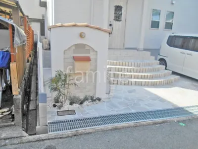 玄関アプローチ 床石貼り 乱形石 石英岩